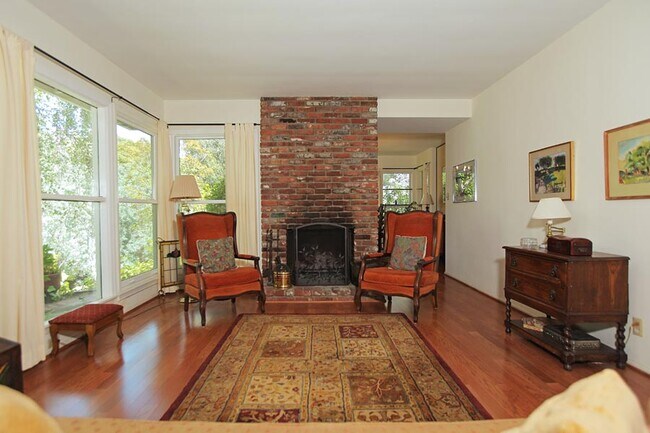 Foto del edificio - 8862 HOLLYWOOD HILLS Rd