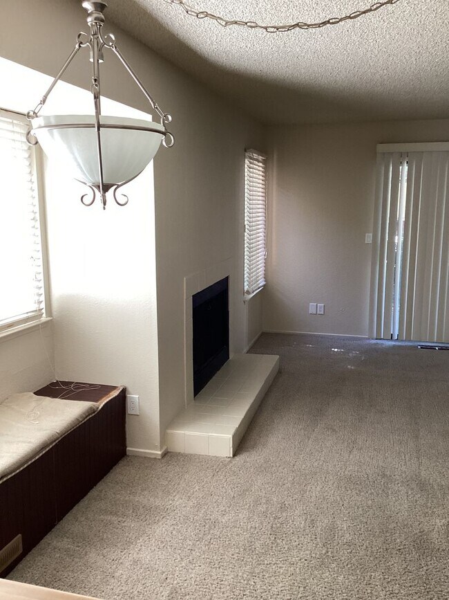 Building Photo - RENT JUST REDUCED -  DON'T MISS OUT ON THI...