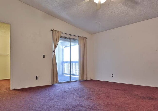 Building Photo - "Charming 2-Bedroom Retreat with Spacious ...