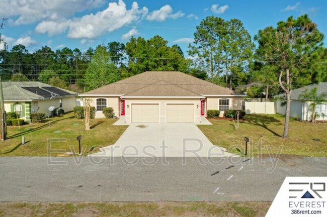 Foto del edificio - FULLY FENCED 3/2/2 TOWN HOME IN THE HEART OF PALM COAST