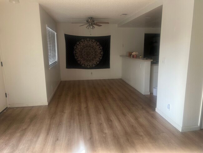Área de comedor, la nueva mesa del comedor está en el camino. - 73 Silcreek Dr