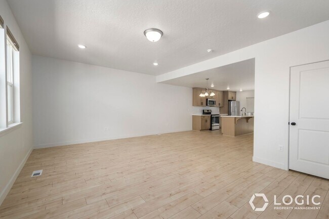 Building Photo - Beautiful Townhome in Herriman UT