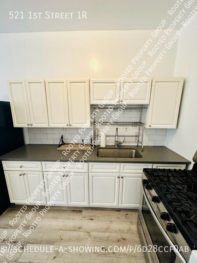 Building Photo - Cozy 1 Bedroom Unit with Parking & Laundry...