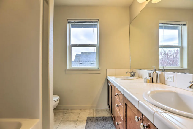 Building Photo - 871 NE Locksley Dr