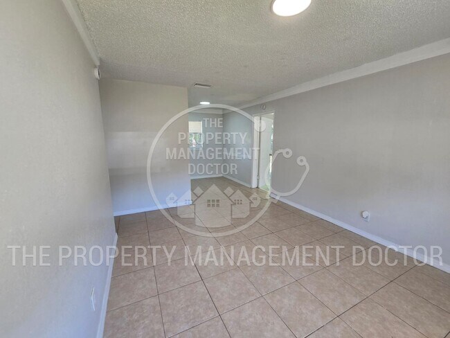 Foto del edificio - Spacious 4BR Tampa Home | Huge Fenced Backyard & Fresh Updates Throughout