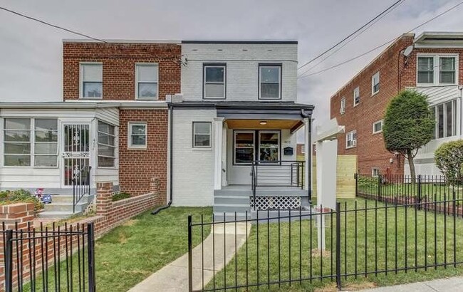 Building Photo - 402 Jefferson St NE