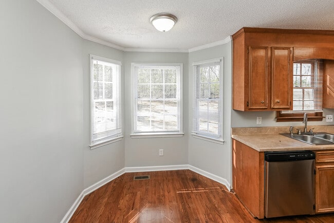 Building Photo - 225 Mockingbird Dr