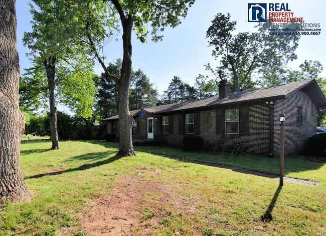Building Photo - All brick 3, bd home PLUS bonus room and back deck!