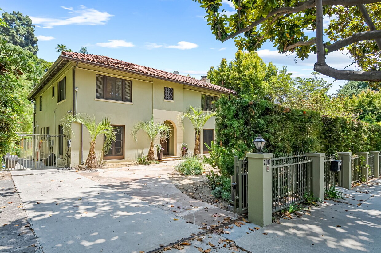 Foto principal - 2000 N Hobart Blvd