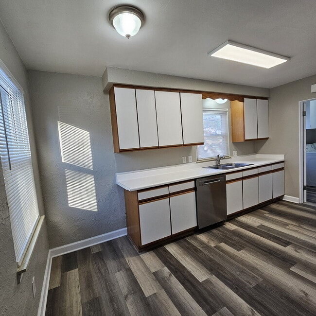 Foto del edificio - 3 Bedroom, 1 Bath Ranch w/ Fresh Updates Throughout. Spacious Living Room w/ New Laminate Floorin...