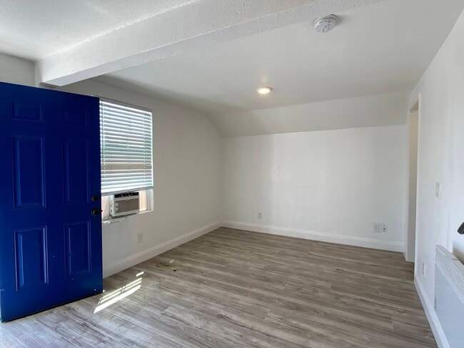 Building Photo - 530 S Sierra Nevada St