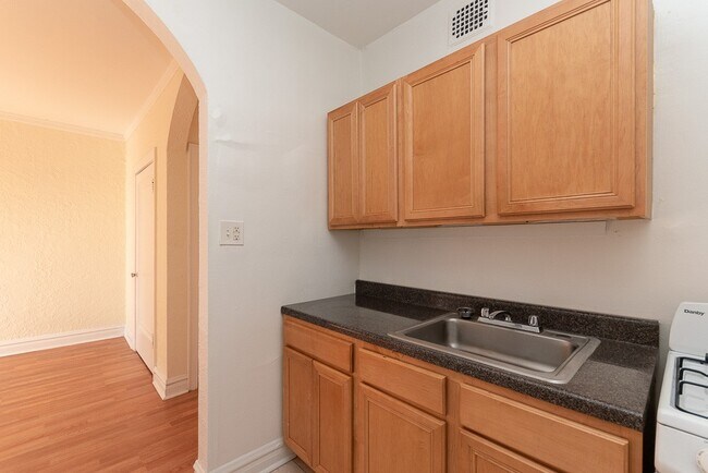 Building Photo - 4826 N Damen Ave