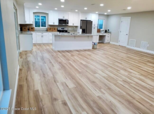 Foto del edificio - 537 Royal Palm Blvd