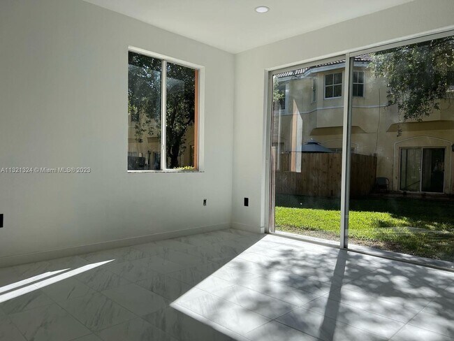 Building Photo - 1532 SE 24th Ct
