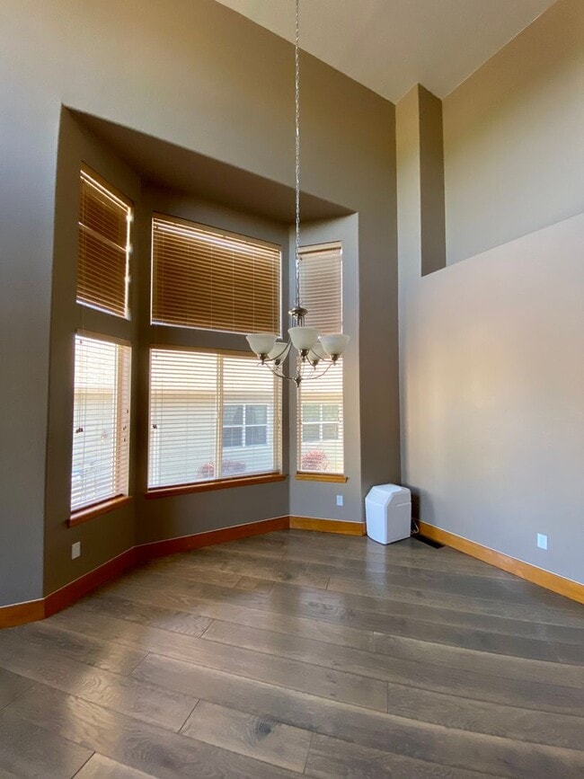 Building Photo - Immaculate 4 bed 3.5 Bath with Mountain Views and Unique Amenities!  Pet Friendly! Desirable 80922!