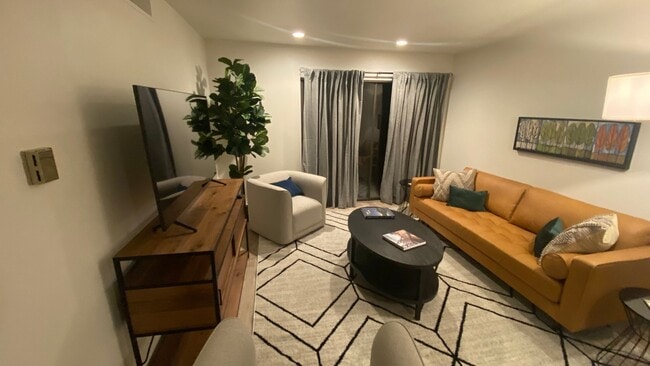 Building Photo - 2 Bedroom 1 Bath - Blocks from Pearl Street and Downtown