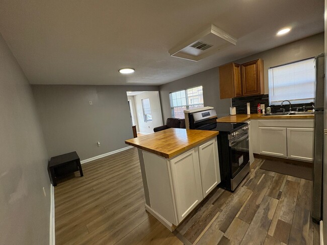 Building Photo - Charming First Floor Flat on Amelia Island