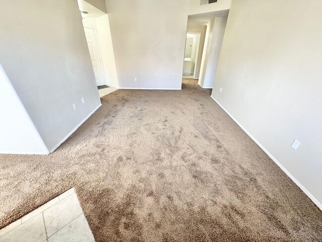 Foto del edificio - **BEAUTIFUL 3 BEDROOM, 2 BATHROOM DOWNSTAI...