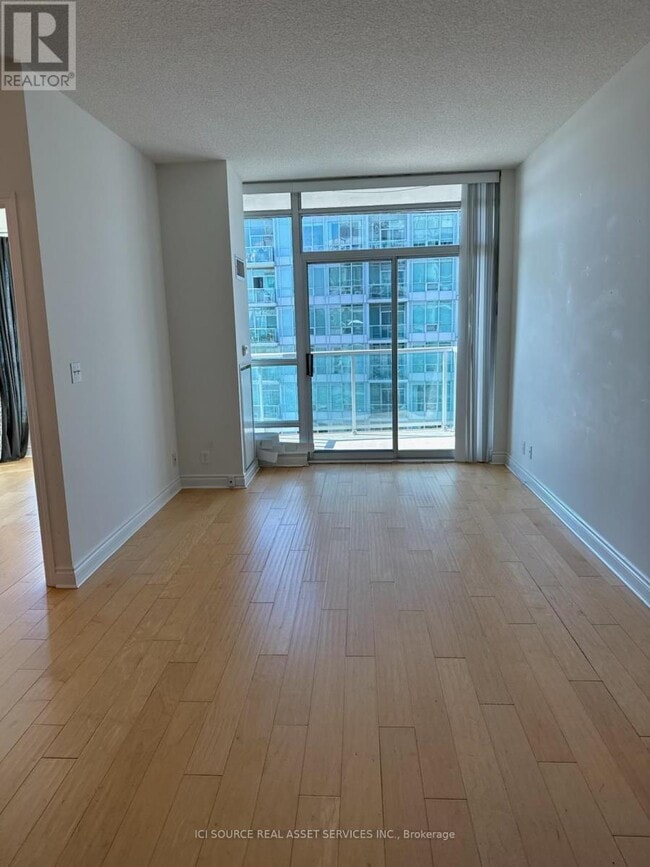 Photo du bâtiment - 1900 Lake Shore Blvd W