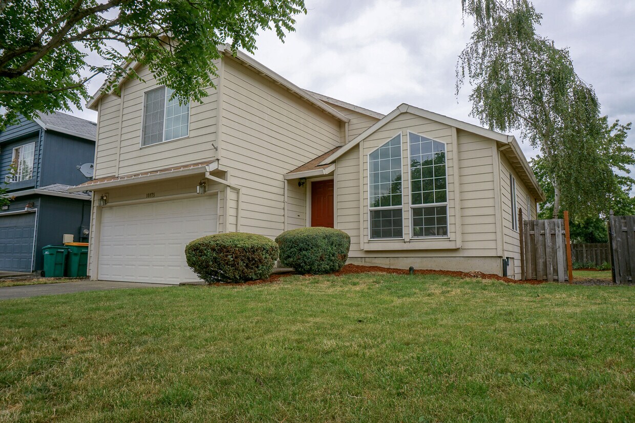 Foto principal - Beautiful tri-level home located near desi...