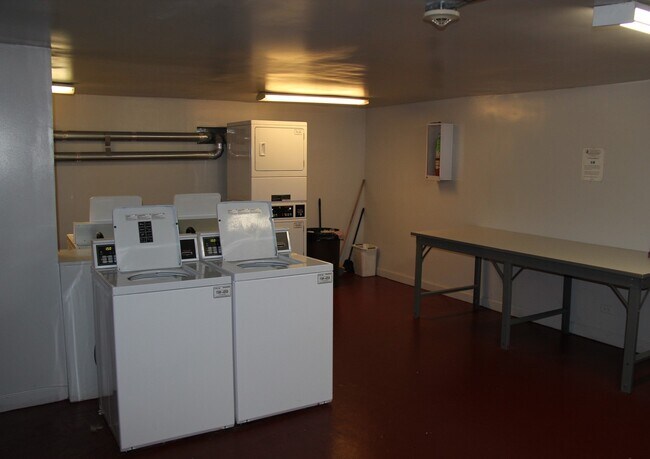 Foto del edificio - 310 Lathrop Ave