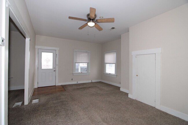 Foto del edificio - 2 Bedroom 1 Bathroom plus bonus room Single Family House