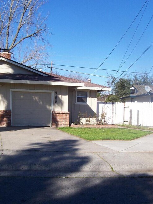 3 bedroom 1 bath duplex in the wonderful city of Fair Oaks!