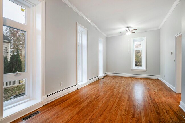 Foto del edificio - 300 Soundview Ave