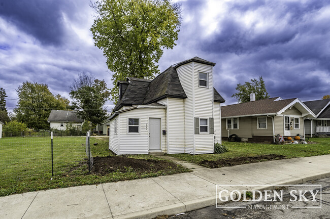 Building Photo - 2806 S Walnut St