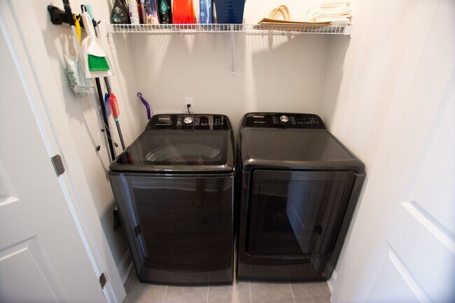 Foto del edificio - Immaculate 3 bedroom, 2.5 bath residence b...