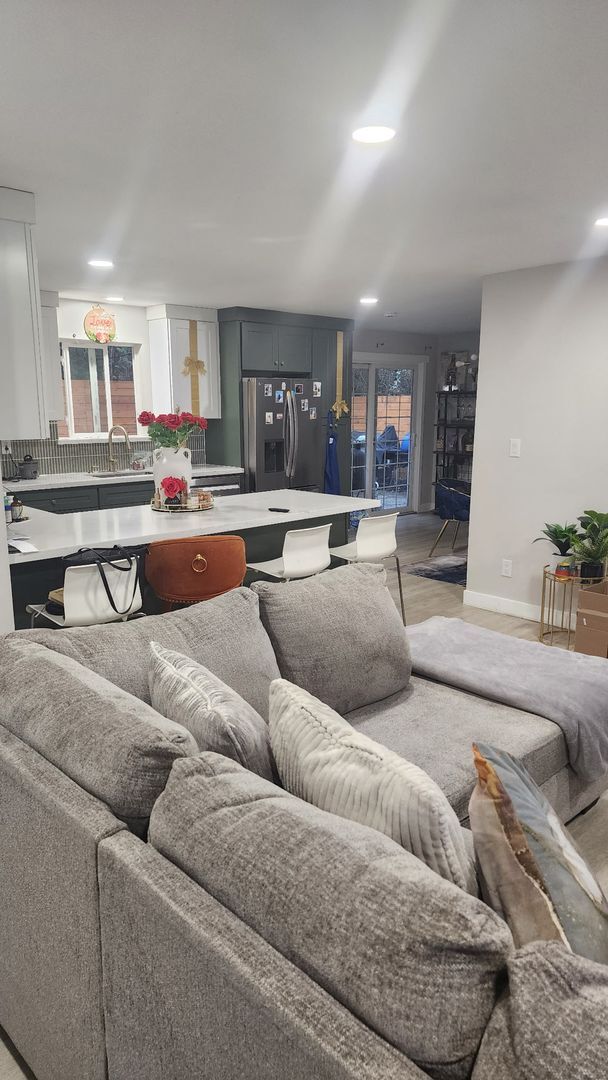 Building Photo - Renovated 4-Bedroom Single-Level Home in Quiet Kent Central Location