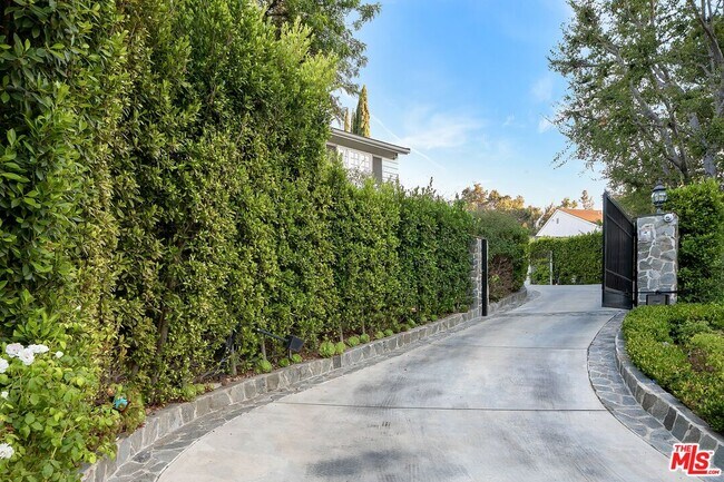 Building Photo - 3228 Berry Dr