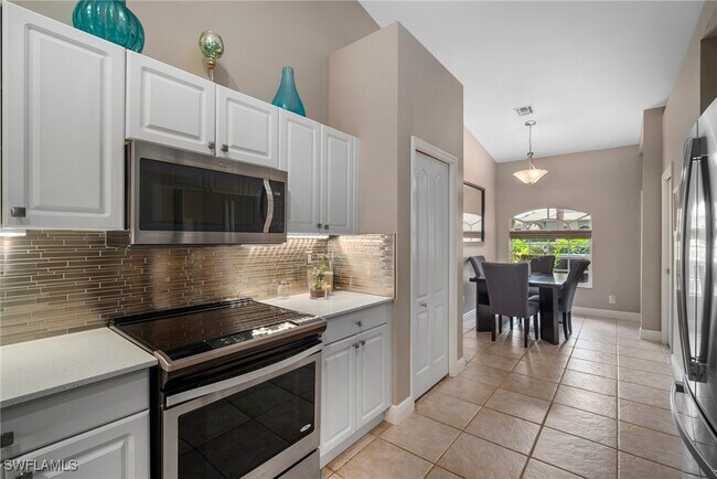 Foto del edificio - 6553 Castlelawn Pl