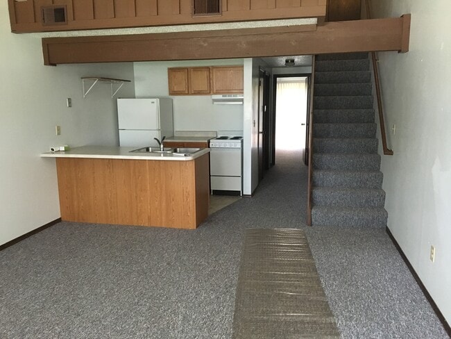 Building Photo - 804 Village Dr