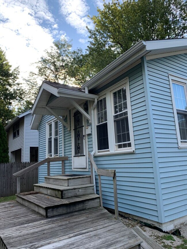 Building Photo - 2-bed home across from Glenn Park!