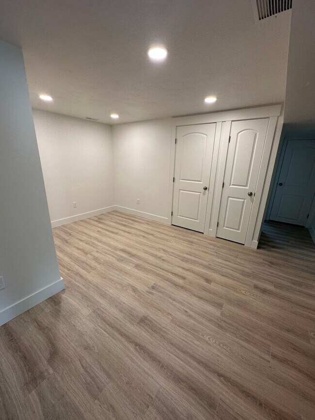 Building Photo - 2 Bed 1 Bath Basement Apartment for Rent i...