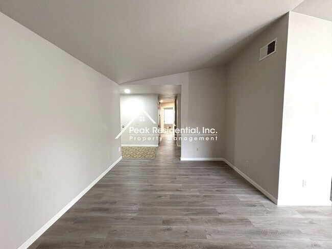 Foto del edificio - Very Nice 3 bd/2ba Elk Grove Home with 2 C...