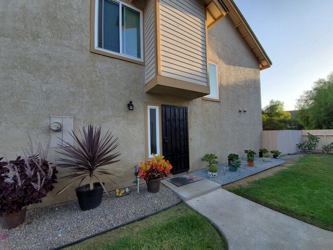Building Photo - 2035 Manzana Way