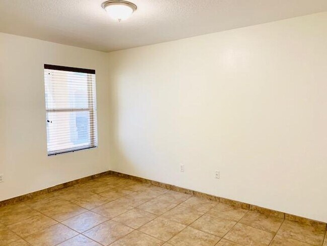 Foto del edificio - Lovely 1460/sf 3 Bedroom  2 Bath  2/CG TH