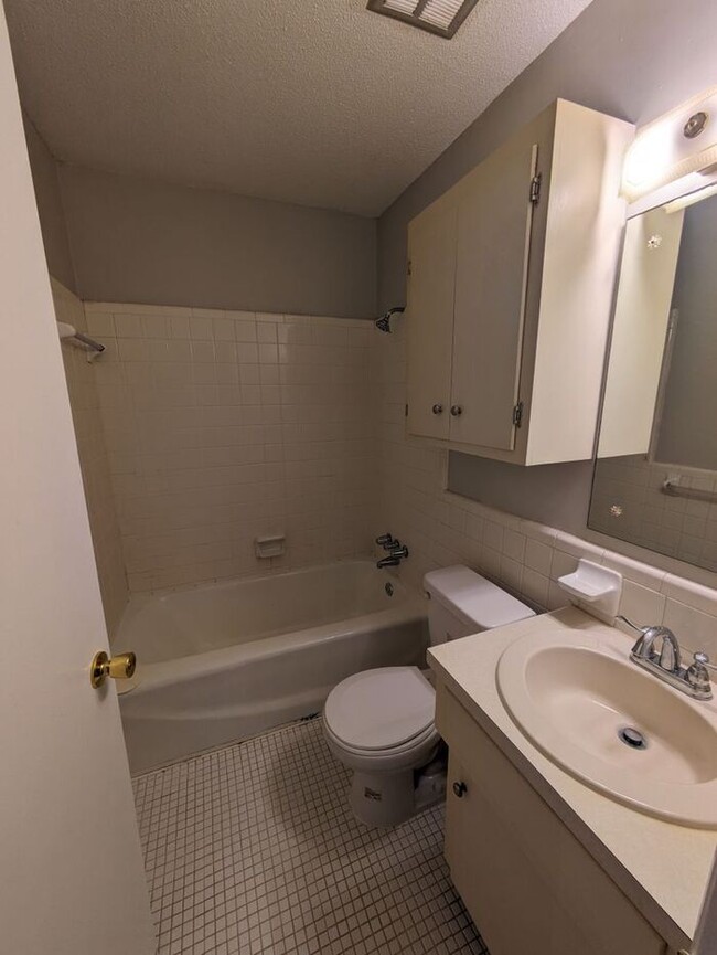 Building Photo - 2BD/1BA Ranch Unit in Duplex