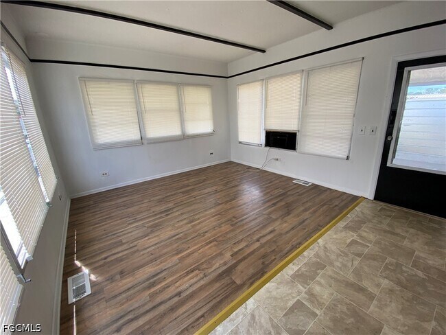 Foto del edificio - 121 Coachlight Ln