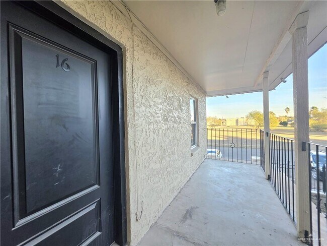 Foto del edificio - 14 Perkins Ave