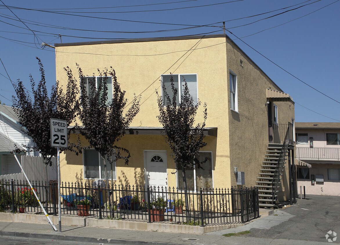 Building Photo - 2215 Dover Ave