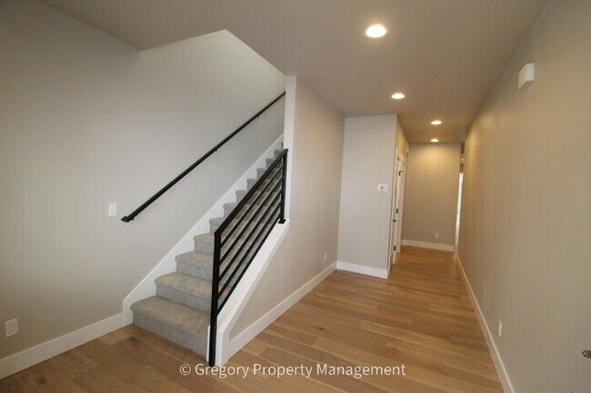 Foto del edificio - Brand New Spacious 5-Bedroom Retreat at Coyote Ridge 3 Full Baths 2 Car Garage 2330sf A/C Prime B...