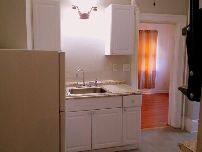 cocina completa - 546 Highland Ave SW