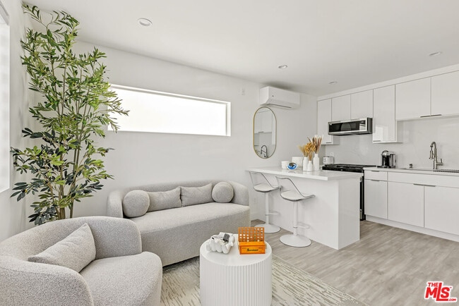 Building Photo - 7076 Park Manor Ave