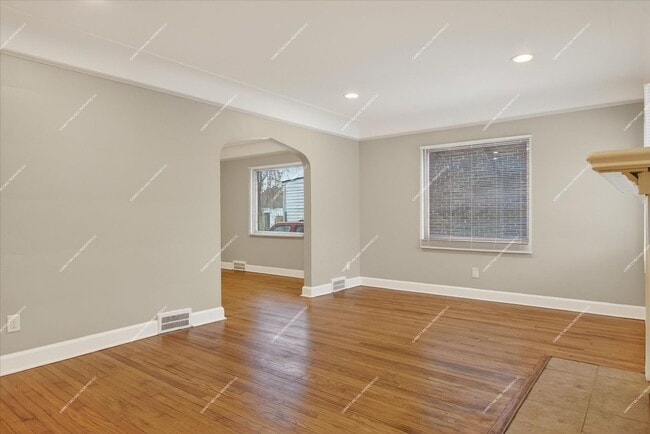 Building Photo - Charming 3-Bedroom Brick Bungalow for Rent in Detroit!