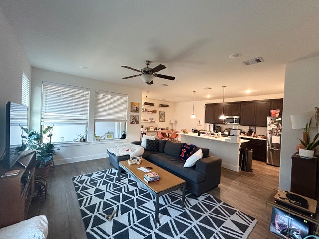 Building Photo - 608 Parkline Dr