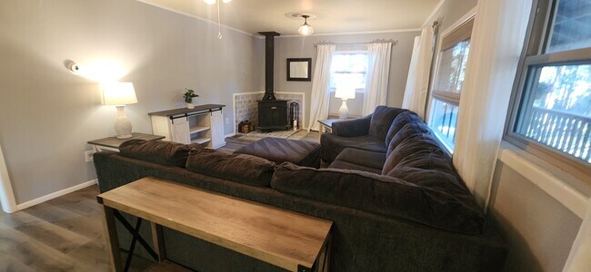 Foto del edificio - 403 Brady Canyon Rd