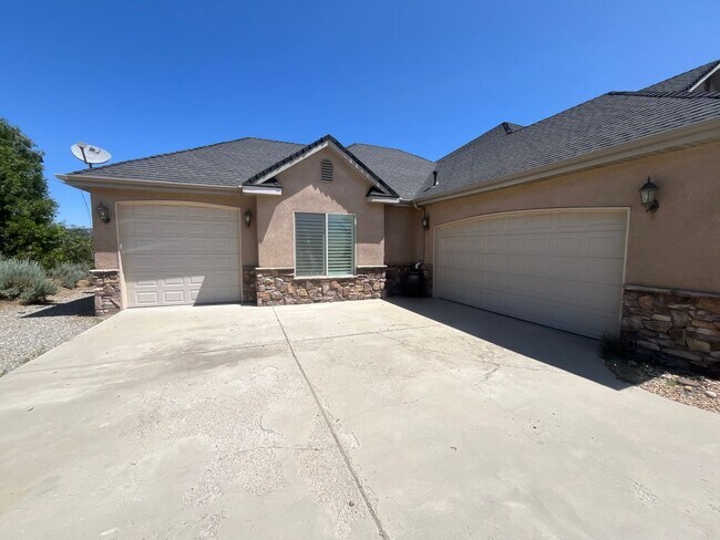 Building Photo - Beautiful 4 Bedroom 4 Bathroom House in Ga...